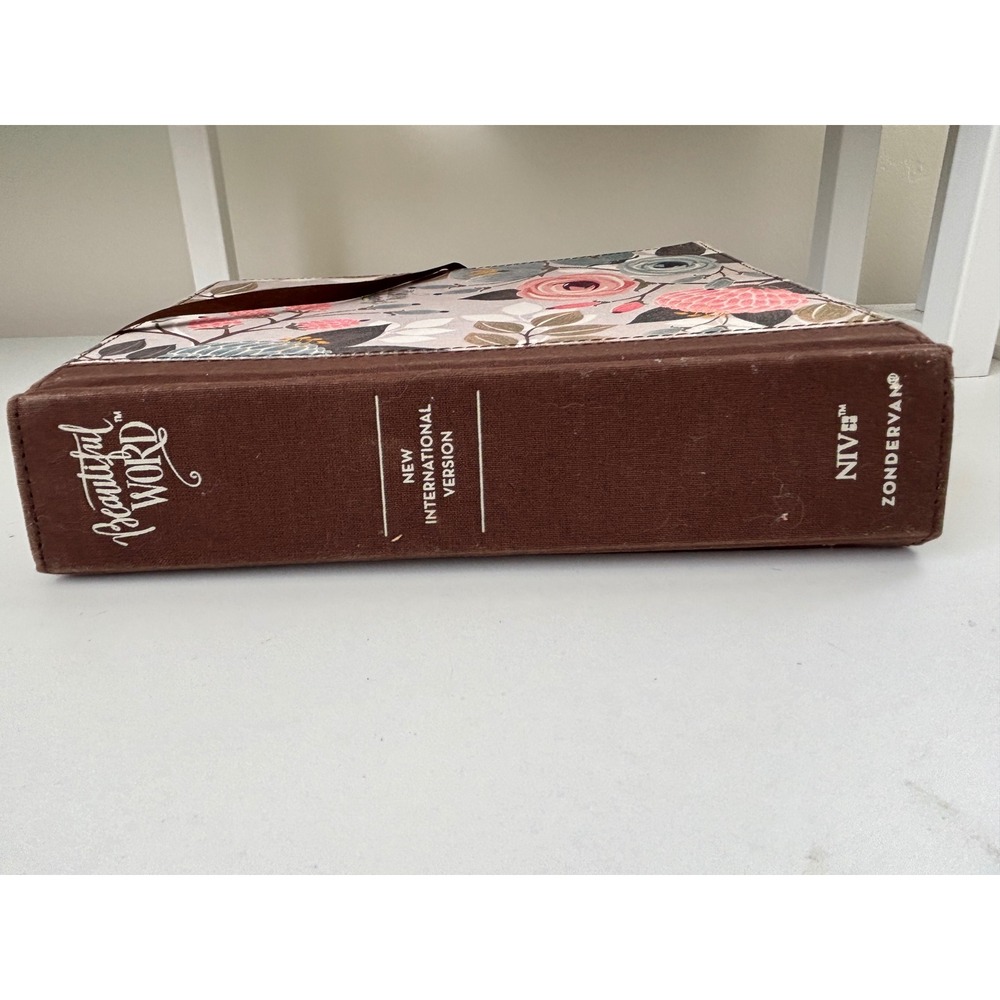 Zondervan NIV Beautiful Word Bible Updated Edition Floral Cloth Hardcover Bible - Picture 8 of 9